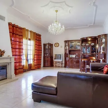 Villa Sleeps 8 Pool Air Con Wifi