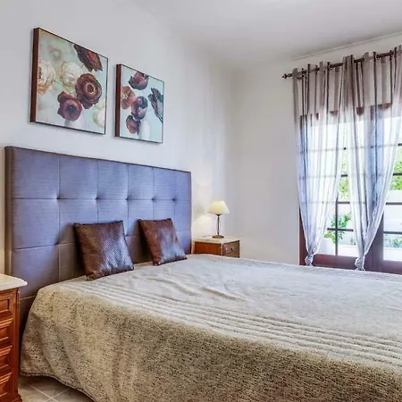 Sleeps 8 Pool Air Con Wifi